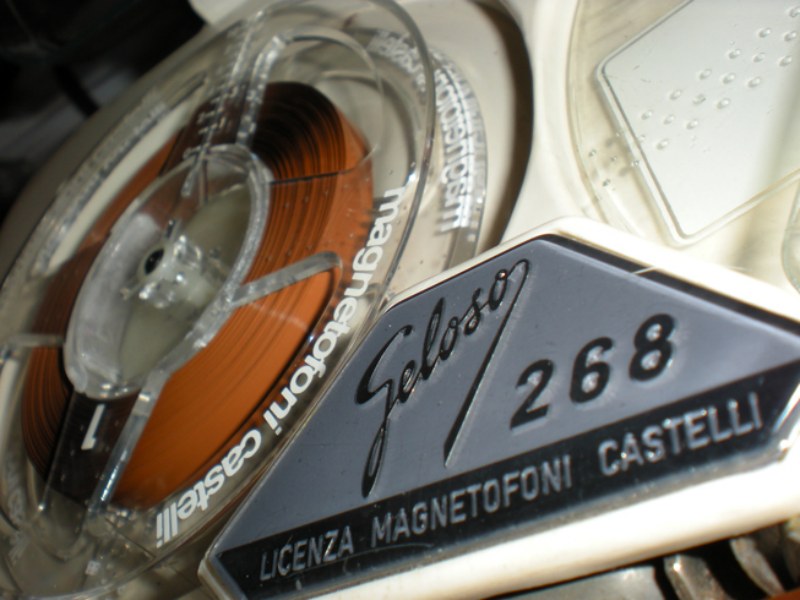 Fotografia di un particolare di un registratore "Geloso 268"  con testina e bobina Magnetofoni Castelli.